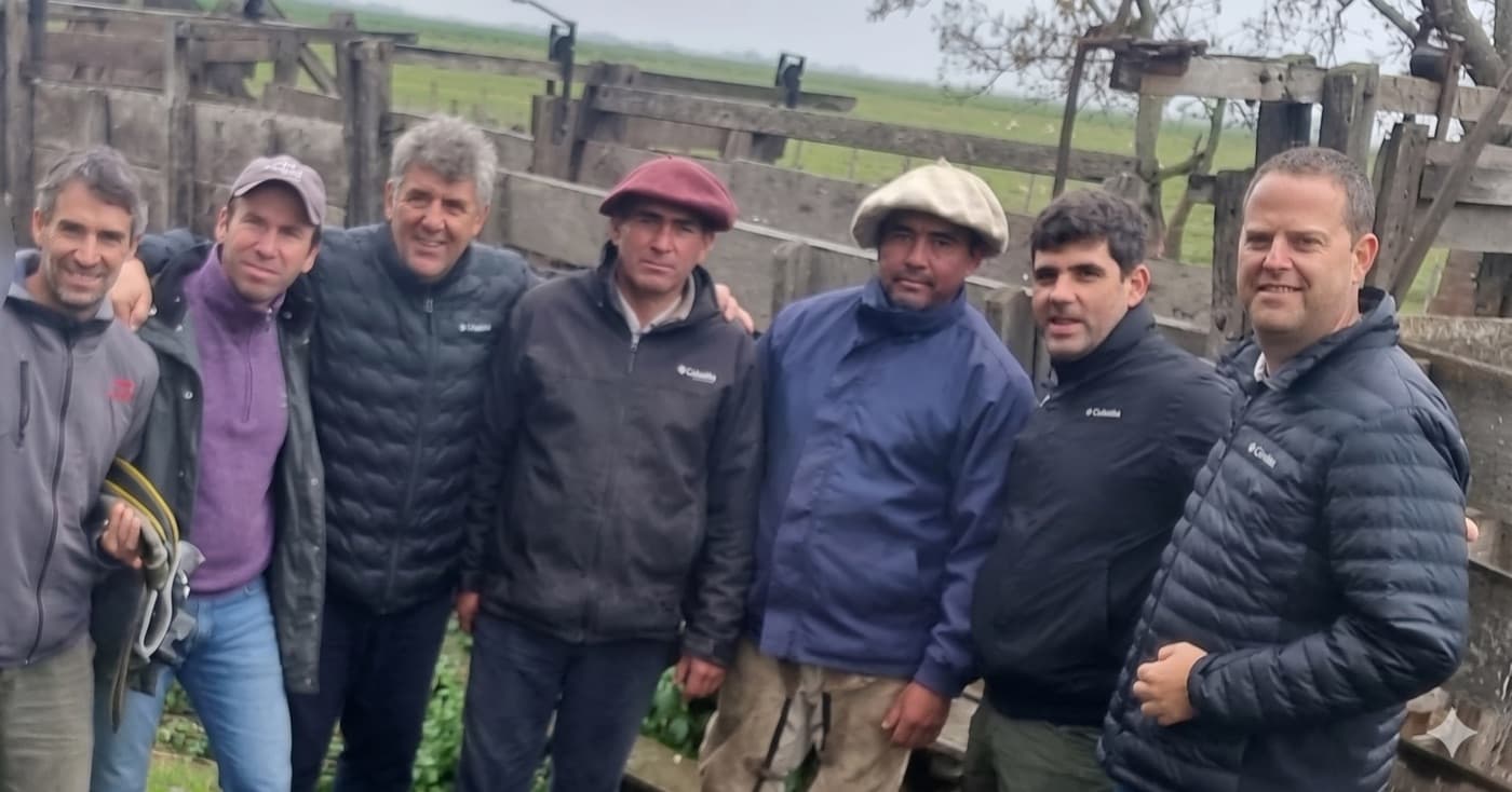 Equipo Nandi en el campo durante una instalación